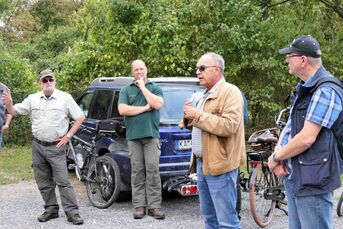 v.l.n.r.: Dr. Eichkorn, Förster Booms, Bürgermeister Stober, Hauptamtsleiter Ehrmann.  Dr. Thomas Eichkorn, Leiter des Forstamtes West im Landratsamt Karlsruhe, geht seit 2005 beim Waldbegang mit und war nun zum letzten Mal dabei. Bürgermeister Stober dankte ihm für die allzeit gute Zusammenarbeit, übereichte ihm ein Präsent und wünschte ihm für seinen Ruhestand alles Gute. 