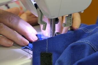 Foto Ehrenamtliche beim Reparieren im Reparatur-Café