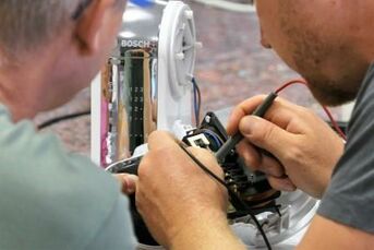 Foto Ehrenamtliche beim Reparieren im Reparatur-Café