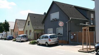 Juni 2018: am 15. Juni 2018 hat der Bauhof die angesägten 3 Bäume entfernt, damit nichts passiert. 