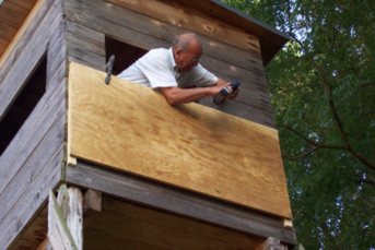 Foto Fledermausbehausung am Hochsitz anbringen