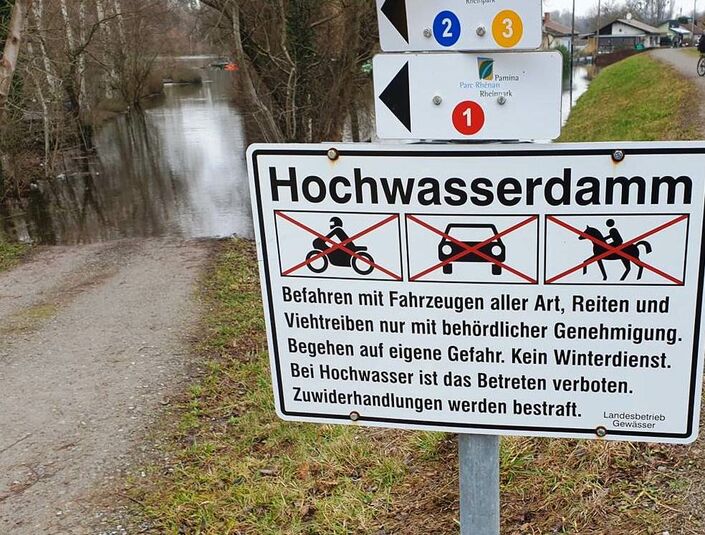 Foto Hochwasserdamm-Schild