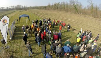 Bürgermeister Stober begrüßt und erläutert die Gemeinschaftsaktion, Foto Ralf Schreck, Film-AG