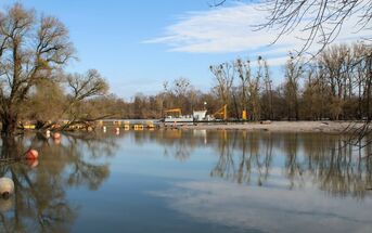 Saugbagger, Foto von Dieter Schüssler. Im Januar 2015 sollte mit der Kiesentnahme begonnen werden, doch aufgrund technischer Schweirigkeiten musste alles wieder abgebaut werden.