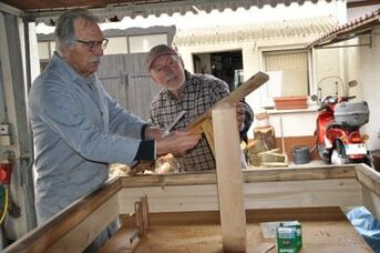 Foto Ehrenamtliche der AG Ortsgeschichte beim Bauen am Schwalbenhaus