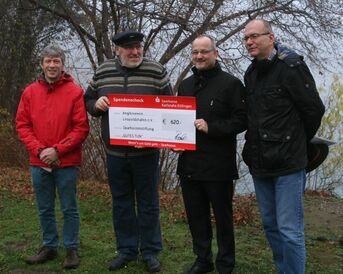 Scheckübergabe der Stiftung GUTES TUN der Sparkasse Karlsruhe an den Anglerverein Leopoldshafen