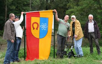 Enthüllung der Infotafel bei der Bellebrücke anläßlich der Vorstellung des Projektes "Renaturierung des Albkanals", v.l.n.r. Jürgen Ehrmann, Bürgermeister Stober, Friedhelm Booms, Klaus Kussmaul, Klaus Kern