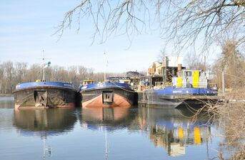 Über Saugleitungen wird der Kies vom Schwimmbagger auf das Reinigungsschiff verbracht und gelangt von dort über Förderbänder in die Schuten, die den Kies zum Wörther Hafen bringen. Foto: Wilfried Jahraus, Januar 2016.