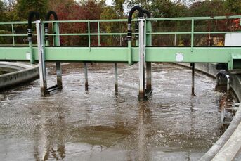 Zwei große Belebungsbecken werden ständig durchgerührt und zeitweise Sauerstoff eingeblasen.