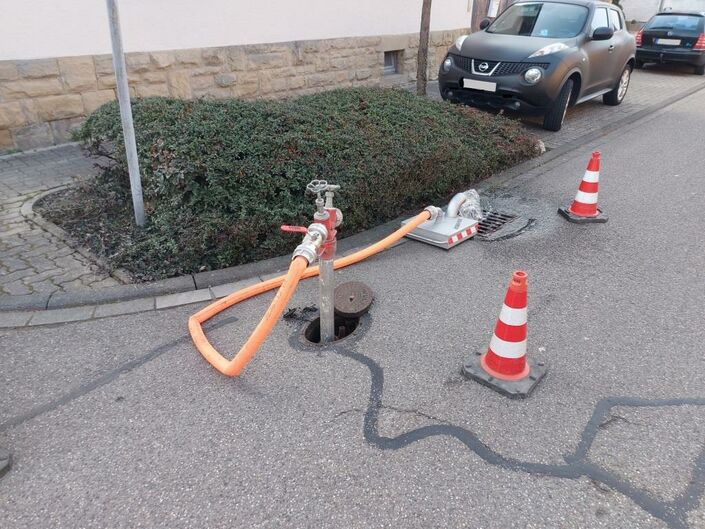 Hydranten werden derzeit gespült, wobei es zu Trübungen im Wasser kommt. Foto Stadler