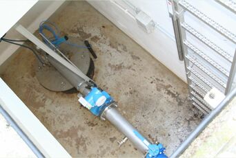 Die sogenannte Brunnenstube, unter dem grauen Deckel verbirgt sich die Tauchpumpe.