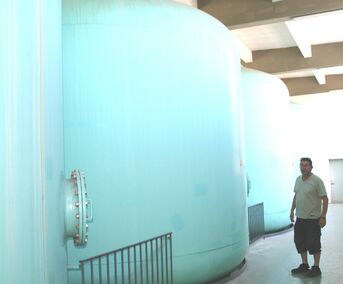 Obwohl der Eisen- und Mangangehalt im Wasser aus den Brunnen bereits unter den Grenzwerten liegt, wird im neuen Wasserwerk wieder eine Trinkwasseraufbereitungsanlage installiert. Hier im Bild die alte Filterhalle mit den überdimensionierten Filterkesseln. 