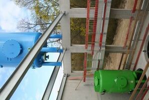 Die neuen Filterkessel werden in Maßarbeit auf ihre Stelzen aufgesetzt.