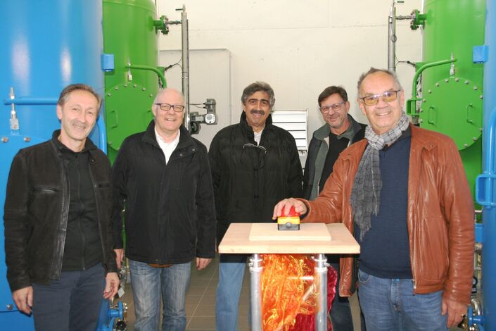 Bürgermeister Stober startet den Probebetrieb mit Gemeinderäten und Matthias Weber