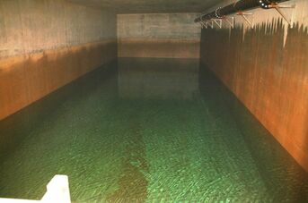 In zwei solchen Betonwannen mit jeweils 1.000 m³ Fassungsvermögen wird unser Trinkwasser in der Wasserzentrale in der Neckarstraße zwischengespeichert. Sie sind absichtlich nicht gefliest, weil sich hinter den Fliesen Verkeimungen entwickeln könnten. Die Speicher werden jährlich geleert und von einer Fachfirma gereinigt.