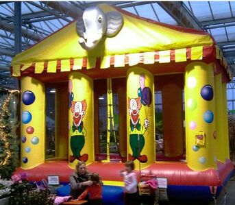 Hüpfburg macht immer Spaß, wer sagt Kinder würden sich zu wenig bewegen? Hier jedenfalls herrscht kein Bewegungsmangel