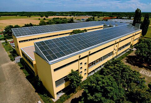 Installierte Großkollektoren auf dem Dach des Schulzentrums in Eggenstein