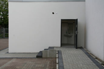 öffentliches WC im Hof des Kronesaals Hauptstraße