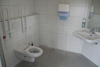 Innenasicht des öffentlichen WC's im Hof des Kronesaals Hauptstraße