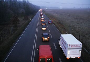 tägliches Bild B36 morgens: Pendler strömen Stoßstange an Stoßstange Richtung Karlsruhe, Engpaß Hochstetten bis Leopoldshafen