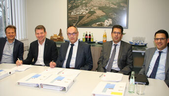 Die einheimische Firma Köhler & Meinzer GmbH & Co.KG und die aus der Freiburger Gegend stammende MOSER GmbH & Co.KG (rechts im Bild) erschließen das Baugebiet „Luisengarten“ im Ortsteil Eggenstein als Wohngebiet. 