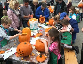 Kürbisschnitzen im Gartencenter Heckert zugunsten Kinderprojekt der UNICEF