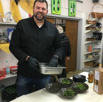 Marcel Kazda ab 2017 im Hotel Löwen. Er präsentierte in der Vinothek Melter kleine Köstlichkeiten.