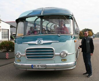 Im Herbst 2016 fuhren historische Busse, die aus dem SWR-Fernsehen "Lecker aufs Land" bekannt sind. Der AK EH VKOS hat die Bevölkerung dazu eingeladen. Auf dem Foto André Schmid, der Sprecher des Arbeitskreises.