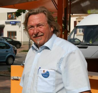 Mario Schönleber, Vorsitzender des Ortskartells Eggenstein-Leopoldshafen ist der Vereins- und Gewerbebaum zu bedanken. Zusammen mit dem Handwerker- und Gewerbeverein und der Gemeinde hat er das Projekt mit Herzblut umgesetzt.