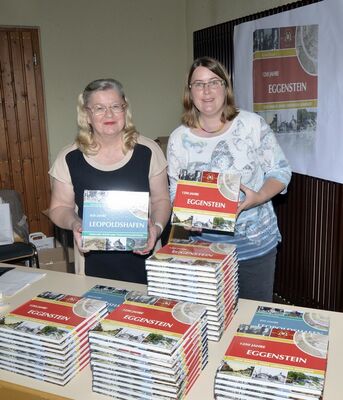 Die neue Chronik ist im Rathaus, der Buchhandlung Krissel und den beiden Filialen der Spar- und Kreditbank Hardt für 23,80 € erhältlich. Foto: Ralf Schreck, Film-AG  