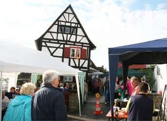 Beim feuchtfröhlichen Einweihungsfest hat die Heimatortsgemeinschaft Siwatz mit würzigem Kesselgulasch bewirtet.