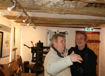 Der auf denkmalgeschützte Gebäude spezialisierte Architekt Bernd Säubert im Fachgespräch mit Manfred Stern, der u.a. das Beleuchtungssystem montiert hat.