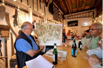 Mitglieder der Agendagruppe Ortsgeschichte bei der Vorbereitung zu "200 Jahre Rheinbegradigung"