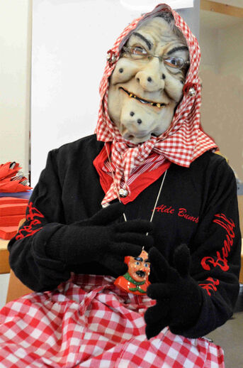 Alde Bumbl-Puppe beim reichhaltigen Kuchenbuffett