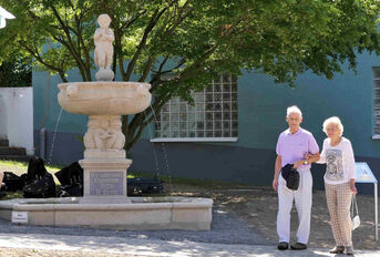 Ehepaar Kiefer beim frisch sanierten Dr.-Esser-Brunnen. Foto Ralf Schreck 