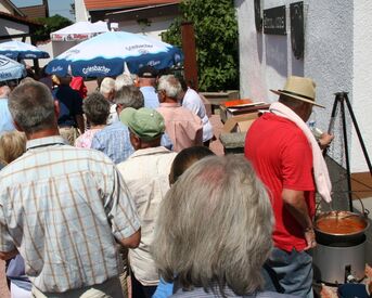 Aromatisches Kesselgulasch der Heimatortsgemeinschaft Siwatz nach traditioneller Art. 