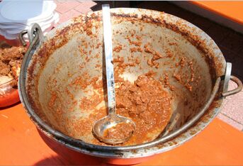 Kesselgulasch der Heimatortsgemeinschaft Siwatz heiß begehrt und deshalb immer schnell ausverkauft.