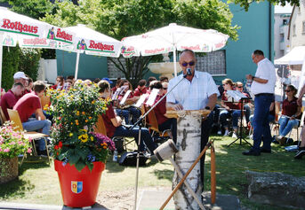 Bürgermeister Stober lobt das überragende ehrenamtliche Engagement beim „400+90“-Museums-Brunnenfest am 8.7.2018.