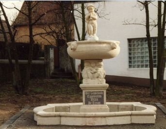 1988 wurde der Brunnen am Ankerberg aufgestellt, nachdem er wegen des Abrisses des Rathauses abgebaut werden musste und im Bauhof gelagert wurde.