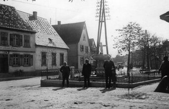 Bürgermeister Wilhelm Stern (Mitte) 1928 vor dem neuen Esser-Brunnen. 