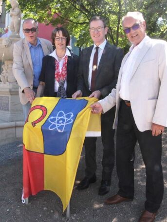 Michael Huber und Gisela von Renteln zusammen mit Bürgermeister Stober und Jürgen Ehrmann enthüllen die Gedenktafel mit der Geschichte zum Dr.-Esser-Brunnen.