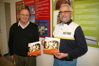 Erfasser der Kleindenkmale mit der ansprechenden Broschüre, in welcher die örtlichen Denkmale dokumentiert sind.