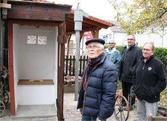 Plumpsklo Museum Leopoldstraße Manfred Stern aus Leo hat es mit Unterstützung seiner Mitstreiter gebaut.