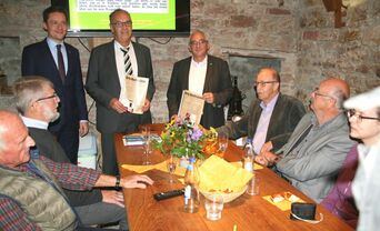 Foto: Übergabe Orts-Nachrichten digitalisiert