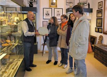 Wolfgang Knobloch freut sich über jedes Exponat, Fotos Ralf Schreck