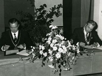 Vertragsunterzeichnung durch die Bürgermeister Emil Knobloch von Eggenstein und Hermann Uebelhör von Leopoldshafen am 17. Mai 1974 in der Aula der Eggensteiner Hauptschule 