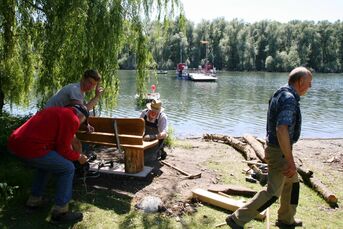 Eine wunderschön gearbeitete Akazienbank lädt zum Blick auf die Museumsfähre Sophie im Alten Hafen ein.