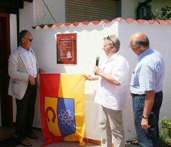 Enthüllung der Ehrentafel bei der Einweihung des Gesamtareals am 18.6.17 mit einem wunderschönen Museumsfest. Auf der Ehrentafel stehen die Namen derer, die sich durch außergwöhnlichen Einsatz ausgezeichnet haben. v.l.n.r. Bürgermeister Bernd Stober, Idee und Gesamtverantwortung, Manfred Stern (Eggenstein) handwerkliche Umsetzung, Wolfgang Knobloch Konzeption.