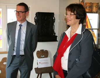 Michael Huber, Sparkassendirektor, und Gisela von Renteln, Geschäftsführerin der Kulturstiftung der Sparkasse Karlsruhe im Heimathaus