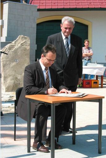 Die Bürgermeister Franz Rupp und Bernd Stober bei der Unterzeichnung der Partnerschaftsurkunde am 30.05.2004 in Höflein